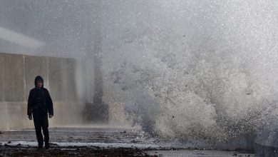 Un homme coincé sur un rocher et Saint-Malo envahi par les vagues le dernier jour de marées hautes